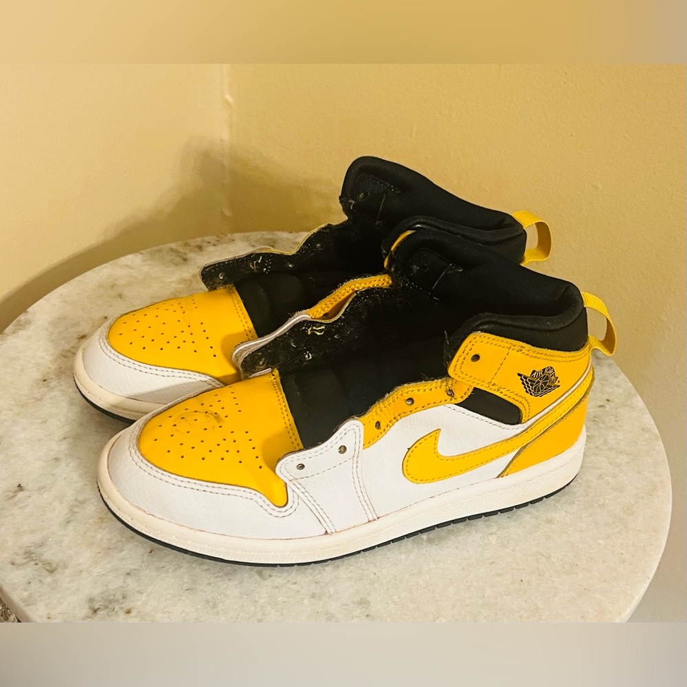 Kids Nike Air Jordan 1 Mid University Gold Yellow White Size 2Y